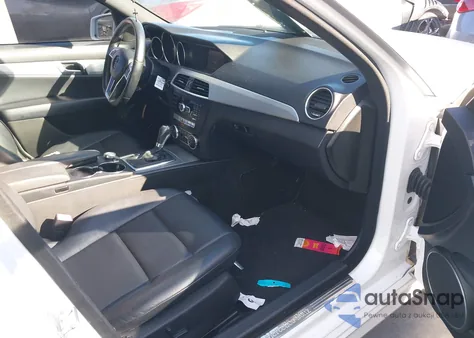 2013 Mercedes-Benz C 250 Sport z USA, uszkodzony, nr VIN WDDGF4HB5DR275509